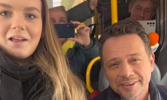 Prezydent Warszawy nagrał w pociągu wideo z dziewczyną spóźnioną na zajęcia, żeby nauczyciel jej nie skarcił фото