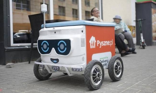 Pierwszy robot dostawczy zaczął rozwozić jedzenie po Warszawie. Dzwoni do klientów фото