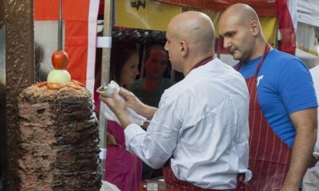 Mężczyzna dostawał darmowe kebaby zastraszając właścicieli lokalu фото