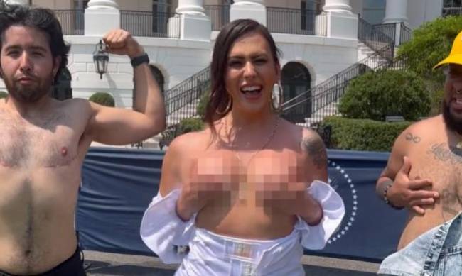 Transpłciowa modelka obnaża piersi w Białym Domu po spotkaniu z Bidenem - wideo фото