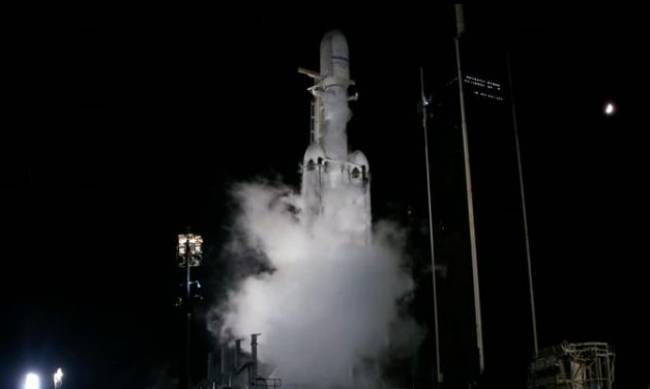Superciężka rakieta SpaceX Falcon Heavy wyniosła w kosmos satelitę komunikacyjnego wielkości minibusa фото