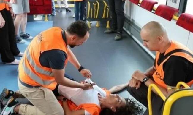 Odsłoń pierś, aby uratować: kobieta zachorowała na oczach pasażerów pociągu SKM фото
