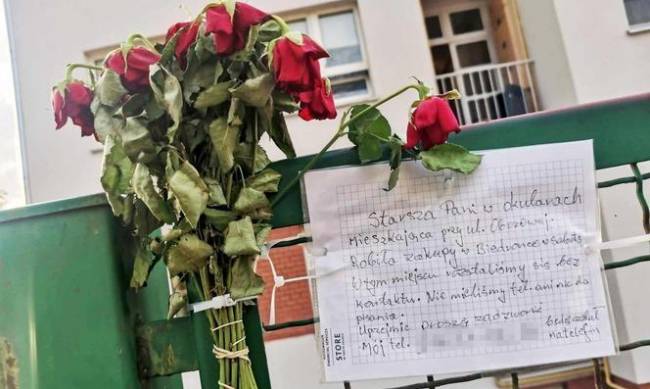 Mężczyzna zostawił list i bukiet róż na płocie, aby znaleźć kobietę z kolejki фото