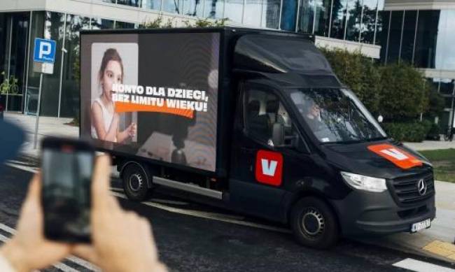 «Nigdy nie zaśniesz»: Jeżdżąca po Warszawie ciężarówka reklamuje portal społecznościowy, który nie istnieje фото