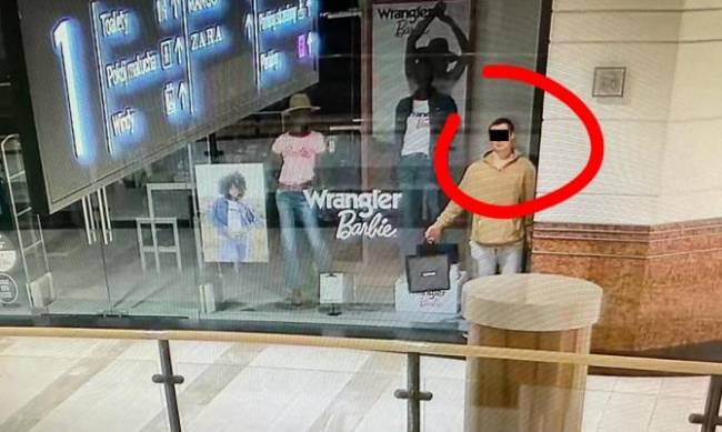 Mężczyzna podając się za manekina, okradł centrum handlowe фото