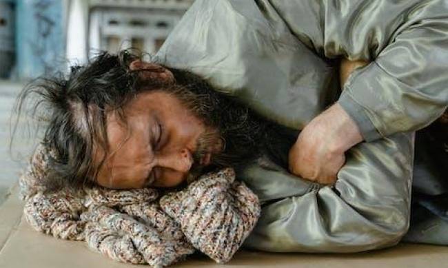 Bezdomni są przenoszeni do mieszkań w Warszawie, aby pomóc im przetrwać zimno фото