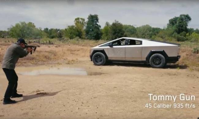 Tesla Cybertruck zastrzelona z karabinu maszynowego na nagraniu wideo фото