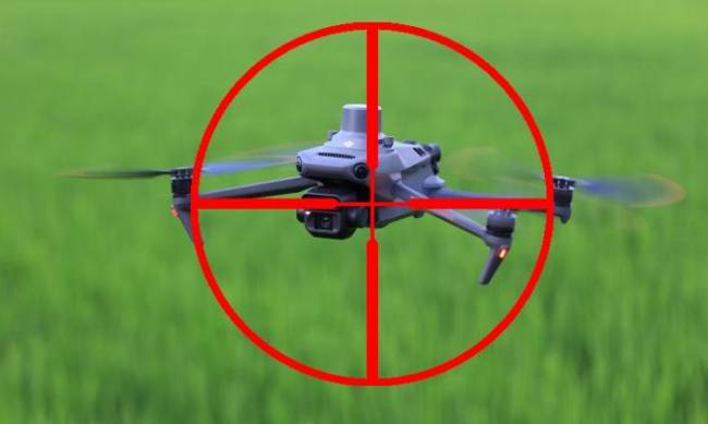 Mieszkaniec Warszawy zestrzelił drona z wiatrówki – teraz grozi mu do 5 lat więzienia фото