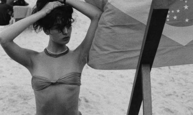 19-letnia córka Moniki Bellucci w ledwo zauważalnym minibikini pokazała swoją figurę na plaży  фото