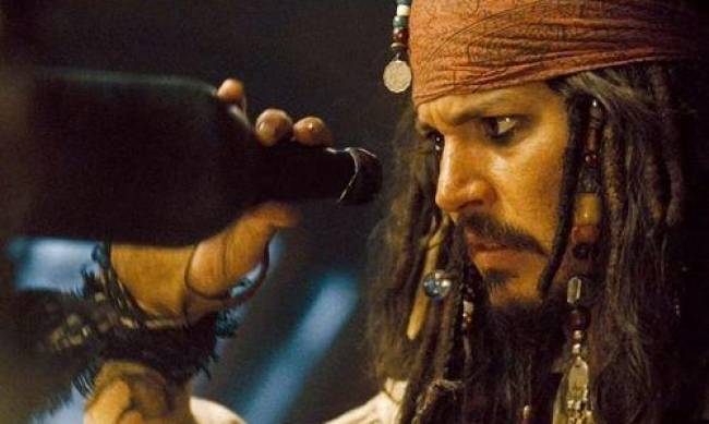 Johnny Depp rozwija własną markę ciemnego rumu karaibskiego фото
