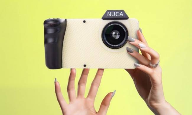 Artyści stworzyli aparat, który rozbiera ludzi na zdjęciach фото