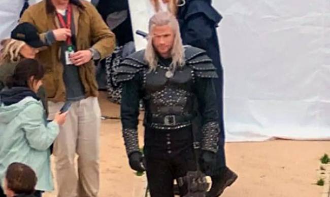 Pojawiły się nowe zdjęcia Liama ​​Hemswortha w roli Geralta z Wiedźmina фото