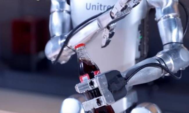 Robot za 16 tysięcy dolarów nauczył się otwierać butelki i łamać orzechy: wideo фото