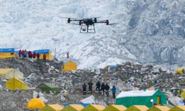 Po raz pierwszy ładunek na Everest dostarczono za pomocą drona фото